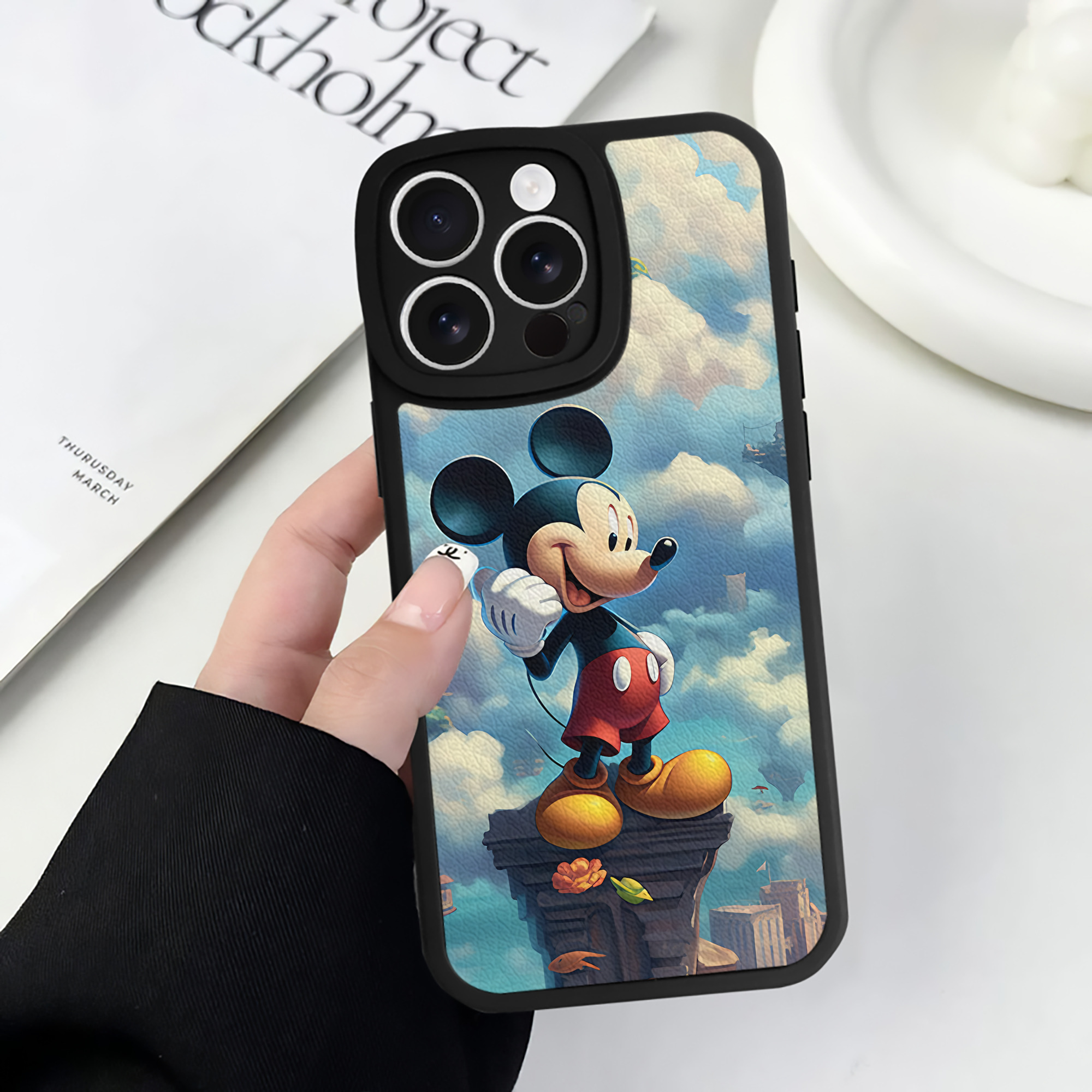 （画像用） ミッキーマウス Mickey Mouse 【iPhone 16シリーズ対応】シリコンスマホケース（レザー調） 材質：シリコン
